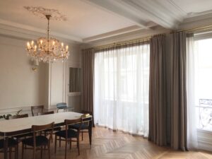 Voilages et rideaux d’un salon parisien - Tissus On Air et Celestial de Jab - Tringlerie Houlès