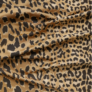 SAHCO SATORA Un léopard qui se fond dans un décor urbain Satora s’intègre à une ambiance urbaine, il s’agit d’une interprétation du motif léopard classique avec un motif aléatoire dans le jacquard. Il s’agit d’un tissu hybride de provenance italienne, qui peut être utilisé pour les rideaux ou les tissus d’ameublement. La palette est résolument urbaine : violet profond, émeraude foncé, jaune ocre, cuivre, caramel doré, gris argenté.