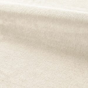 DOLCE IVOIRE Référence :M400501 Collection :PARIS-ROME Marque :MISIA « Dolce » est une somptueuse laine d’Alpaga Suri, une race d'alpaga au poil plus fin, plus brillant et ondulé. L’étoffe a reçu un travail de brossage particulier pour mettre en exergue ses longues fibres et lui donner l'aspect d'une fourrure. Sa palette douce et pastelle s’échelonne de l’Ivoire à l’Ardoise, en passant par les très modernes coloris Opaline et Rose Poudré. « Dolce » s’épanouira dans des confections d’assises à usage déco, de plaids et de coussins. Notez que « Dolce » est la version unie de « Daman des Roches », disponible dans deux autres coloris stylisés, subtilement rayés.