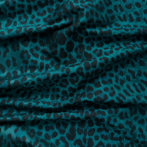 SAHCO SATORA Un léopard qui se fond dans un décor urbain Satora s’intègre à une ambiance urbaine, il s’agit d’une interprétation du motif léopard classique avec un motif aléatoire dans le jacquard. Il s’agit d’un tissu hybride de provenance italienne, qui peut être utilisé pour les rideaux ou les tissus d’ameublement. La palette est résolument urbaine : violet profond, émeraude foncé, jaune ocre, cuivre, caramel doré, gris argenté.