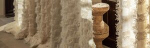 Éphémère Patchi LI 901 01 - Apesanteur fragile Fils coupés irréguliers sur un fond naturel en lin, mouvement des fils de papier, touché craquant, délicatesse du fond ajouré, beau contraste de matière